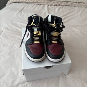 Jordan Women's Air Jordan 1 Mid SE Sneakers - Beetroot